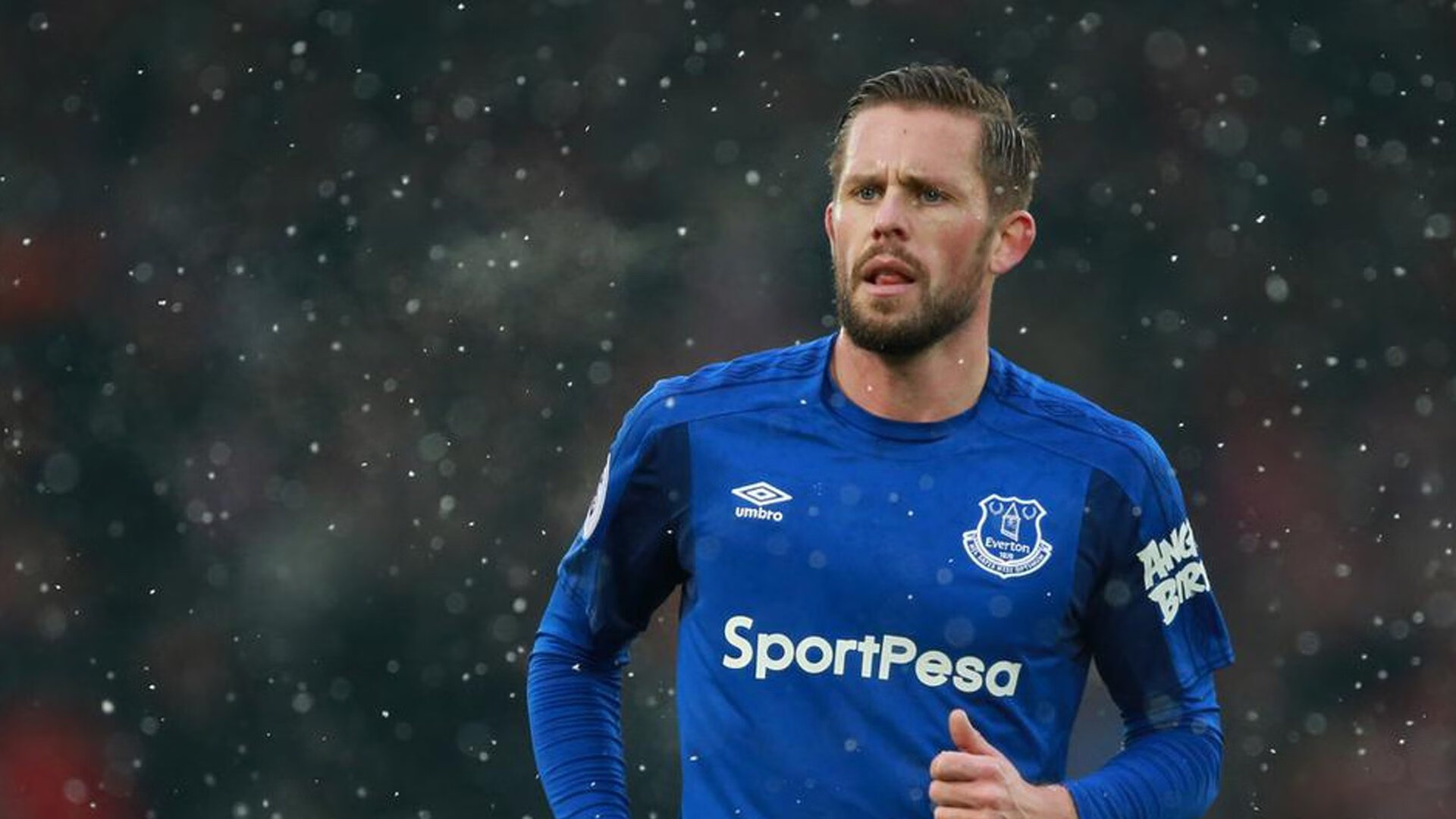 体操名将完成高难动作